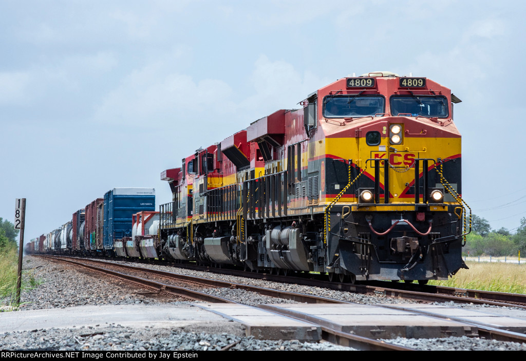 KCS 4809 leads its train out of the siding at Woodsboro